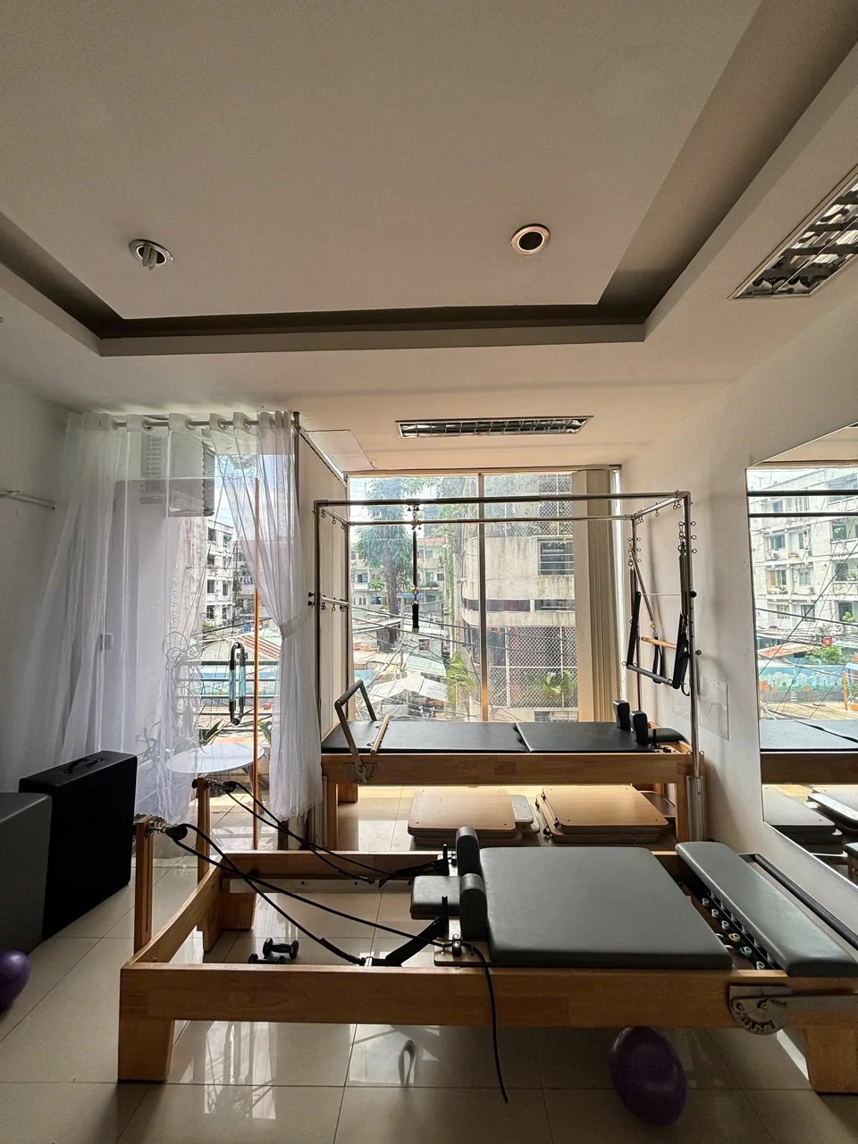 Một góc máy Reformer của Art Pilates, dây cáp và lò xo nhìn từ trên xuống.