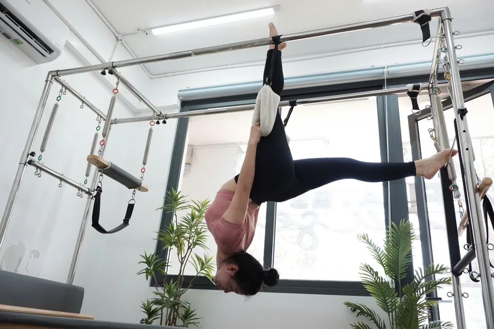 Khu vực Mat Pilates với thảm trải sàn và gương lớn ở studio Art Pilates Tân Định.