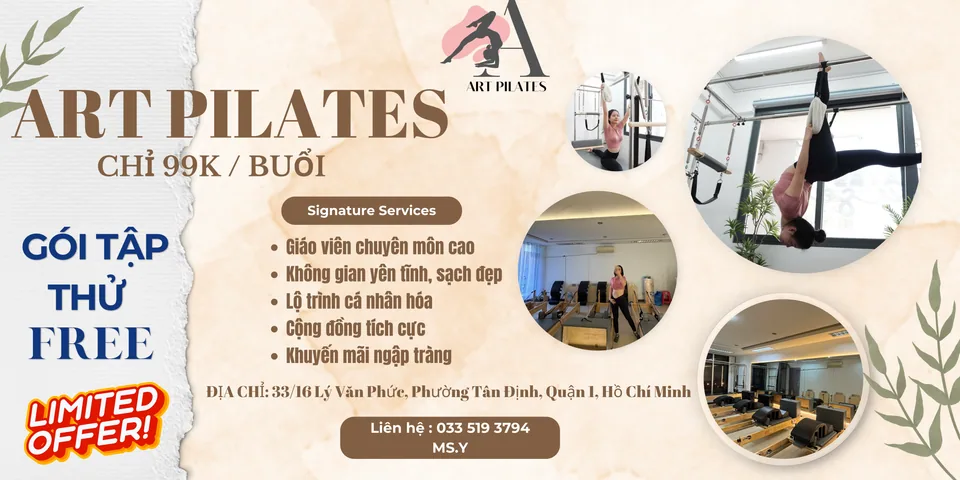 Toàn cảnh studio Art Pilates nhìn từ một đầu sang đầu kia, sàn gỗ và tường sáng.